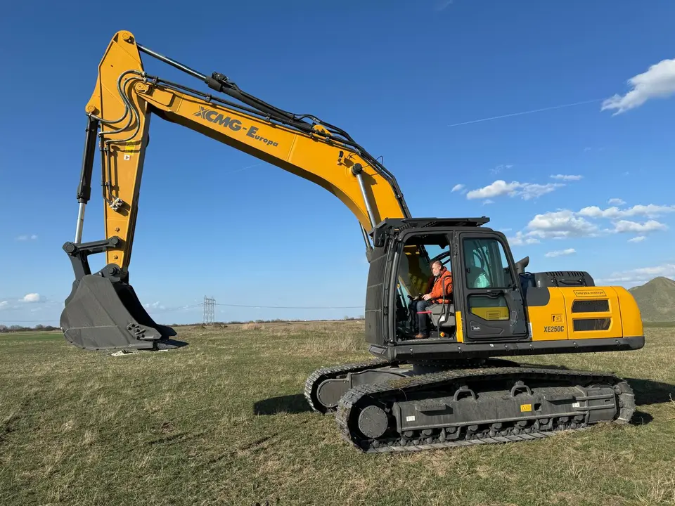 Excavator cingenat pentru lucrări de terasamente și construcții